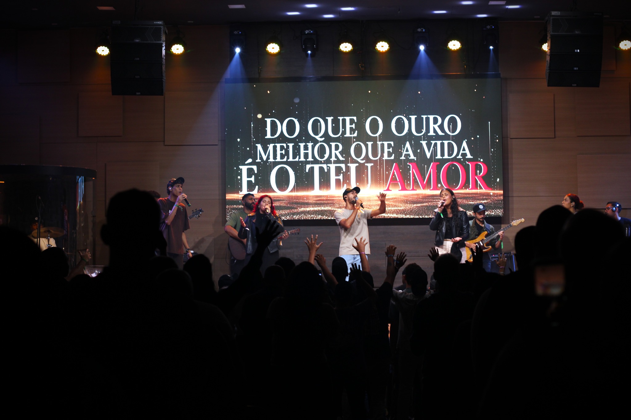 Comunidade da Igreja Cara de Leão reunida em celebração